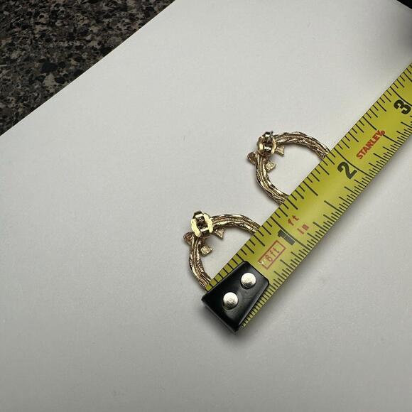 Avon Gold Tone Christmas Holiday Wreath With Bow Pierced Earrings Signed - Picture 7 of 8